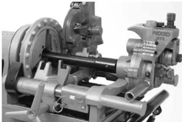 RIDGID 975 - Montaje de la Ranuradora Combinada No. 975 en una Máquina Roscadora Compact No. 300 de RIDGID - 3