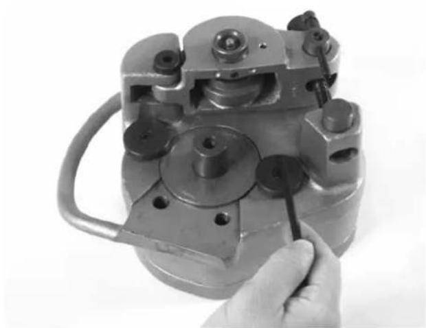 RIDGID 915 - Installing New Rollset - 4