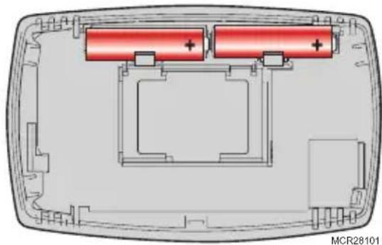 HONEYWELL RTH7600D - Installer les piles - 1