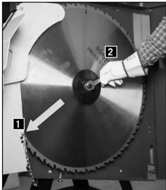 Fuxtec FX-WKS1700 - Change of saw blade - 2