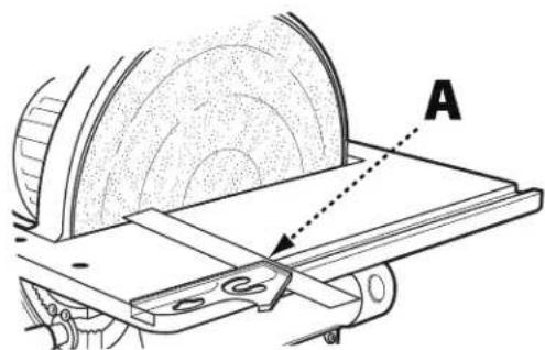 DELTA 31‑140 - ADVERTENCIA: Para evitar que el trabajo o los dedos queden atrapados entre la mesa y el disco abrasivo, el borde de la mesa deberá colocarse a un máximo de 1,58 mm del disco abrasivo. - 1
