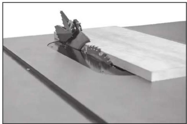 DELTA UNISAW 36‑L552 - RAISING AND LOWERING THE BLADE - 4