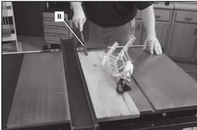DELTA UNISAW 36‑L352 - RIPPING SMALL PIECES - 1