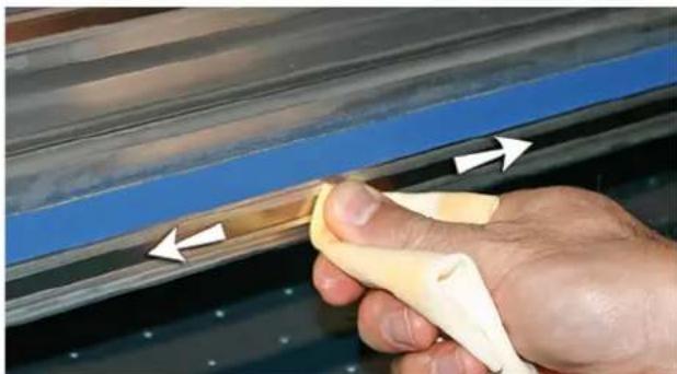 HP Scitex FB750 - Nettoyer et lubrifier les bandes du rail - 5