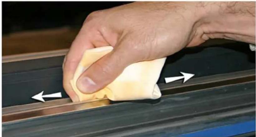 HP Scitex FB750 - Nettoyer et lubrifier les bandes du rail - 4