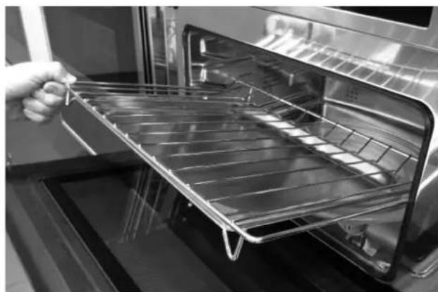 Fulgor Milano F7MSPD30S1 - Assembling and disassembling the flat grill - 3