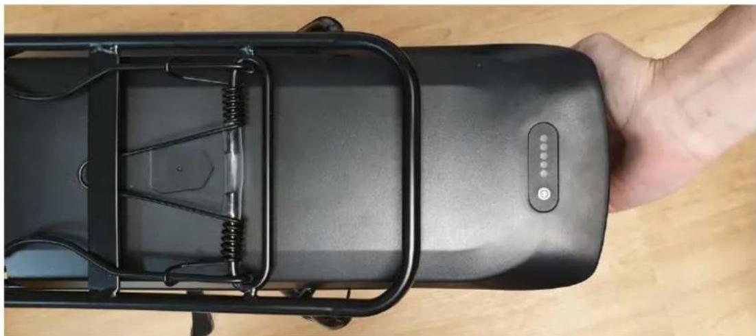 SHARP BK-CD04E - Sätta i/ta av batteriet - 2