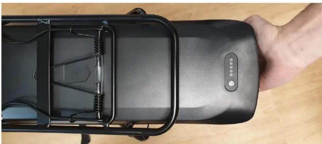 SHARP BK-CD04E - Isætning/aftagning af batteriet - 2