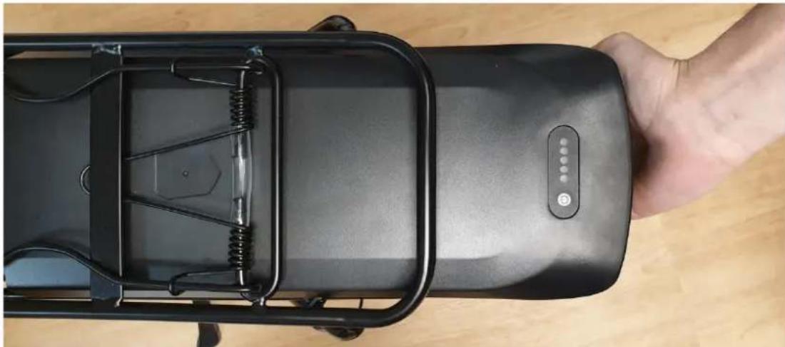 SHARP BK-CD04E - Inserire/Togliere la batteria - 2