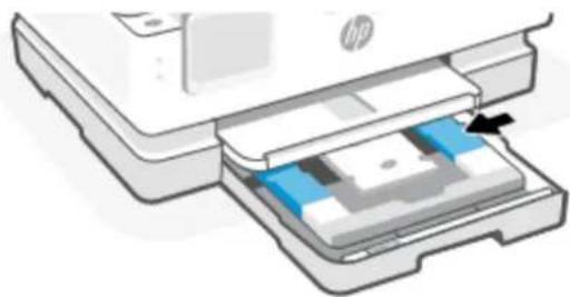 HP ENVY Photo 7934 - Faites glisser les guides de papier pour les positionner tout contre les bords du bac photo. - 3