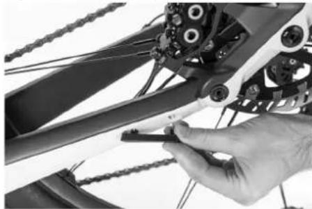PORSCHE eBike Sport 2025 - Montage de la béquille - 2