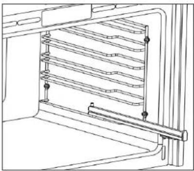IKEA VASKARBO 405.876.16 - Placez correctement l'étagère métallique et le plateau sur les grilles télescopiques - 1