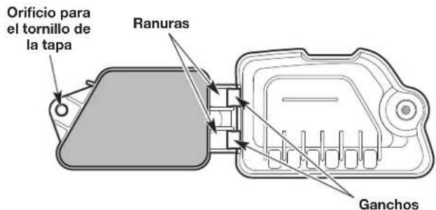 Orificio para el tornillo de la tapa Ranuras Ganchos