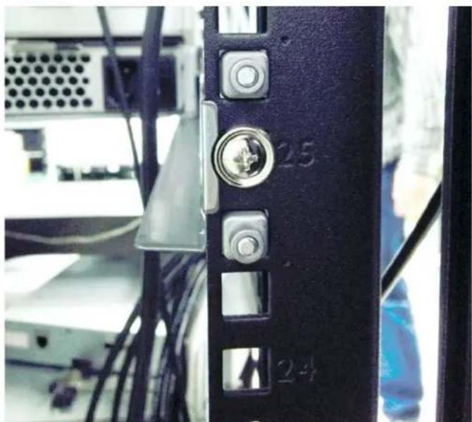 Promise Technology VTrak D5320XD - Back left rail secured to post - 1