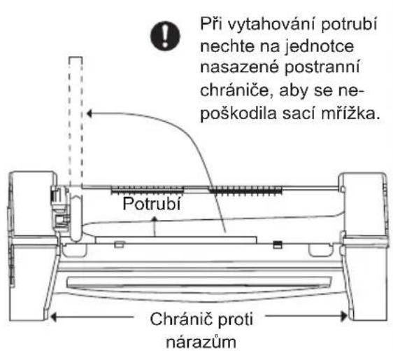 Při vytahování potrubí nechte na jednotce nasazené postranní chrániče, aby se nepoškodila sací mřížka. Potrubí Chránič proti nárazům
