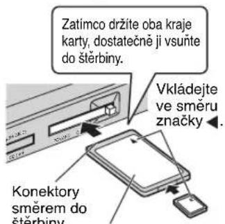 Zatimco držite oba kraje karty, dostatečně ji vsunte do šterbiny. Vkládejte ve směru značky Konektory směrem do šterbiny.