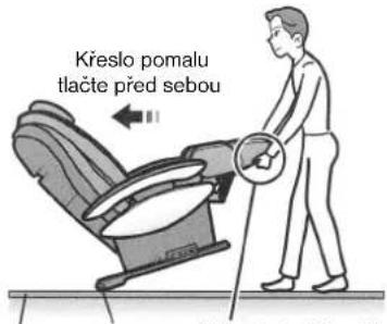 Křeslo pomalu tlačte pred sebou