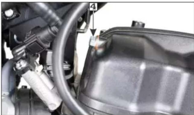 HERO Xtreme 160R (2022) - ईंजन ऑँयल लेवल का निरीक्षण/टाँप अप की प्रक्रिया - 2