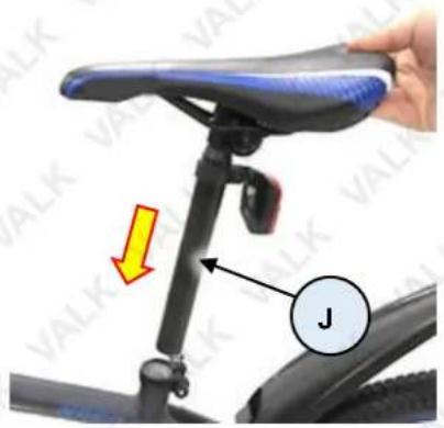 Instructional image showing a hand using a bicycle seatbelt with a yellow arrow and label 'J' pointing to the seat.
