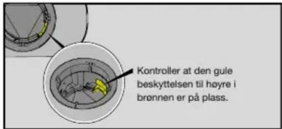 Kontroller at den gule beskyttelsen til høyre i brønnen er på plass.