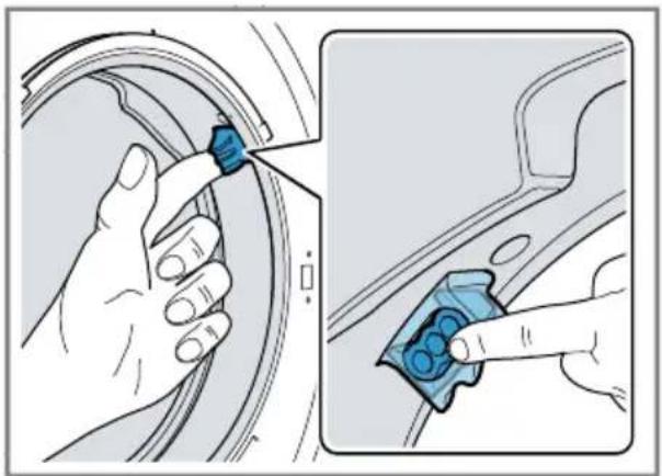 BOSCH Serie 8 WAV28EH3GB - Cleaning the intake opening in the rubber gasket - 1