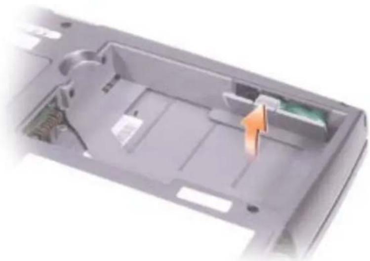 DELL Latitude D505 - Odstranjevanje in nameščanje pomožne baterije - 2