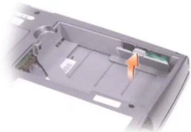 DELL Latitude D505 - Vara-akun irrottaminen ja asentaminen - 3