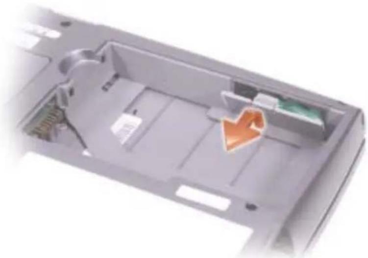 DELL Latitude D505 - Установка и удаление резервного аккумулятора - 1