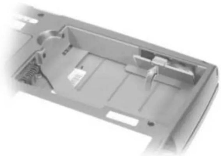 DELL Latitude D500 - Wyjmowanie i instalowanie akumulatora zapasowego - 3
