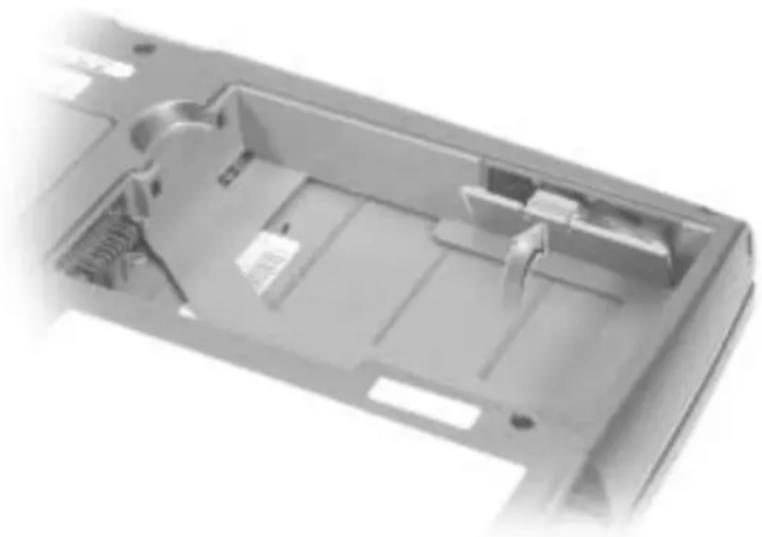 DELL Latitude D500 - Vara-akun poistaminen ja asentaminen - 3