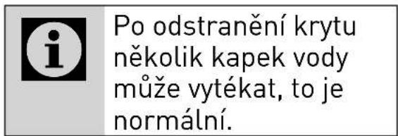 Po odstranění krytu několik kapek vody může vytékat, to je normální.