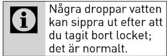 Några droppar vatten kan sippra ut efter att du tagit bort locket; det är normalt.