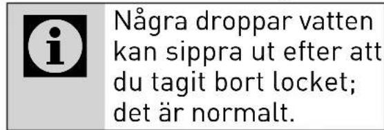 Några droppar vatten kan sippra ut efter att du tagit bort locket; det är normalt.