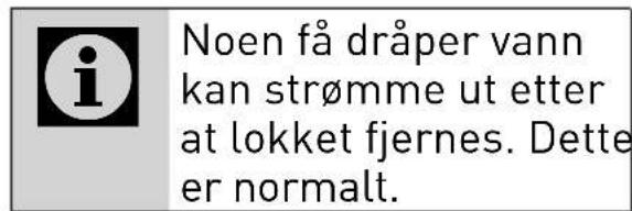 Noen få dråper vann kan strømme ut etter at lokket fjernes. Dette er normalt.