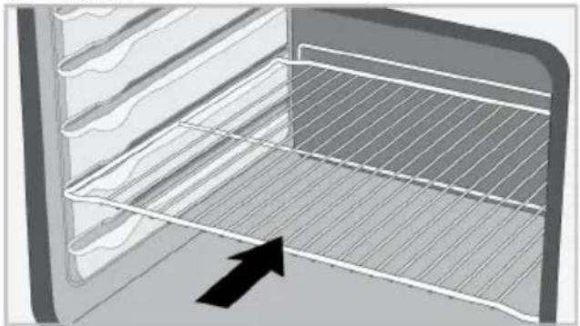 IKEA LAGAN 805.685.07 - Colocando la parrilla en los estantes de cocción - 1