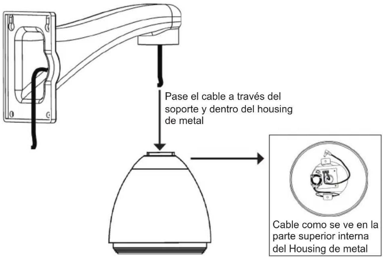 Pase el cable a través del soporte y dentro del housing de metal Cable como se ve en la parte superior interna del Housing de metal