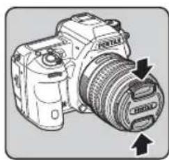 RICOH K-3 - 1図の矢印部分を押してレンズキャップを外す - 1
