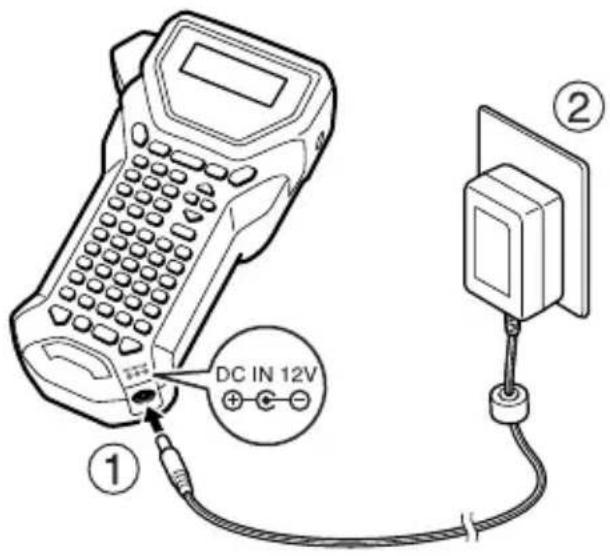 BROTHER P-Touch 2470 - De netspanningsadapter aansluiten - 1