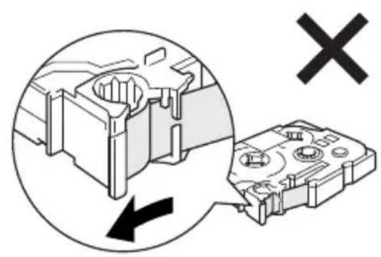 BROTHER P-Touch 2470 - Een lintcassette plaatsen - 3