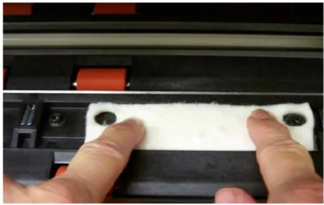 KODAK i1860 - Auswechseln der vorderen Ablegestreifen - 4