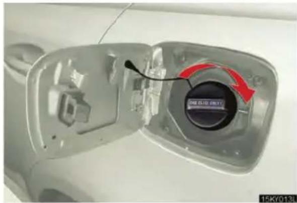 LEXUS IS F (2010) - Closing the fuel tank cap - 1