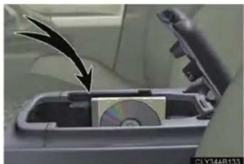 LEXUS IS F (2010) - ■ Using the console box to store CD cases - 1