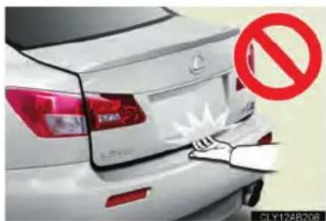 LEXUS IS F (2010) - Using the trunk - 2