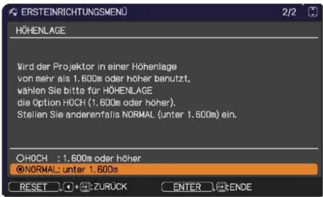 ERSTEINRICHTUNGSMENÜ 2/2 HÖHENLAGE Wird der Projektor in einer Höhenlage von mehr als 1.600m oder höher benutzt, wählen Sie bitte für HÖHENLAGE die Option HOCH (1.600m oder höher). Stellen Sie anderenfalls NORMAL (unter 1.600m) ein. OHCH : 1.600m oder höher NORMAL: unter 1.600m RESET + ZURÜCK ENTER ENDE