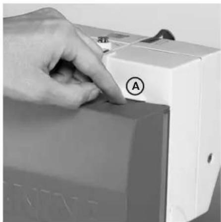 BERNINA Activa 135 - Zubehörbox am Nähcomputer anbringen - 1
