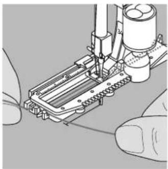 BERNINA Activa 135 - Einhängen des Garnes im Knopflochschlittenfuss Nr. 3A - 1
