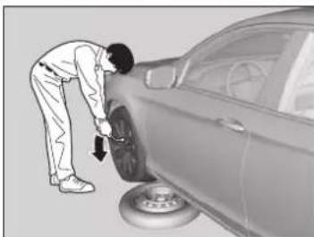 Honda Accord Sedan (2014) - Getting Ready to Replace the Flat Tire - 5