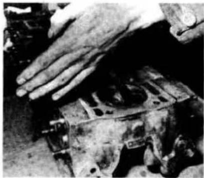 JAGUAR MK1 (1969) - Cylinder head and bore - decarbonisation, examination and renovation - 2