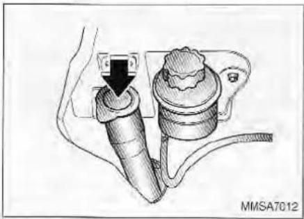KIA Magentis (2003) - LUBRICANTS AND FLUIDS CHECKING THE WASHER FLUID LEVEL - 1