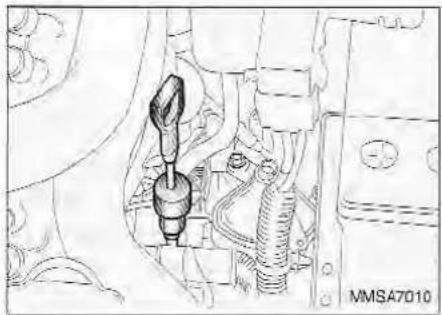 KIA Magentis (2003) - AUTOMATIC TRANSAXLE CHECKING THE AUTOMATIC TRANSAXLE FLUID LEVEL - 1